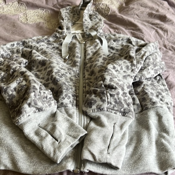 Athleta xxs grey and white leopard print hoodie . Barely worn, - Picture 4 of 4